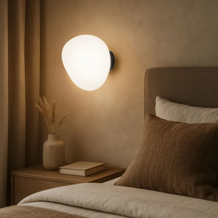 Kinkiet Stones, klosz biały, kształt otoczaka, kinkiet do sypialni.jpg