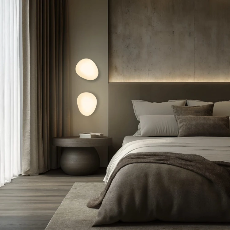 Kinkiet Stones, klosz biały, kształt otoczaka, kinkiet do sypialni, korytarza aranżacja.jpg