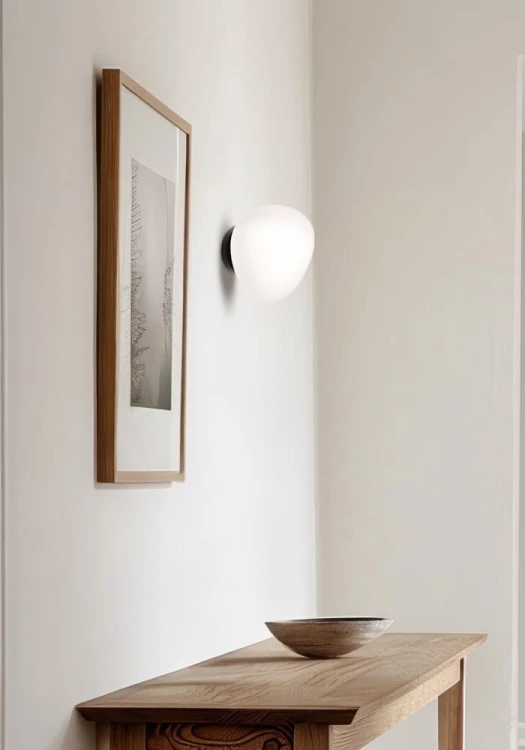 Kinkiet Stones, klosz biały, kształt otoczaka, kinkiet oświetlenie stolika aranżacja.jpg