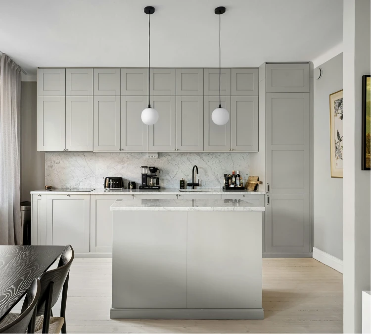 Pojedyncza lampa wiszaca Aspen, klosz pojedynczy szklana kula, kolor biały mleczny, żarówka G9. aranżacja.jpg