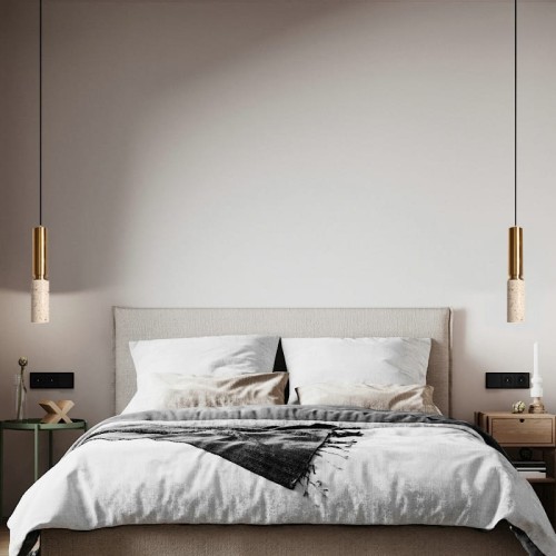 lampa wisząca Natural kamienna złota z trawertynu, lampa  obok łozka w sypialni - Domodes.jpg