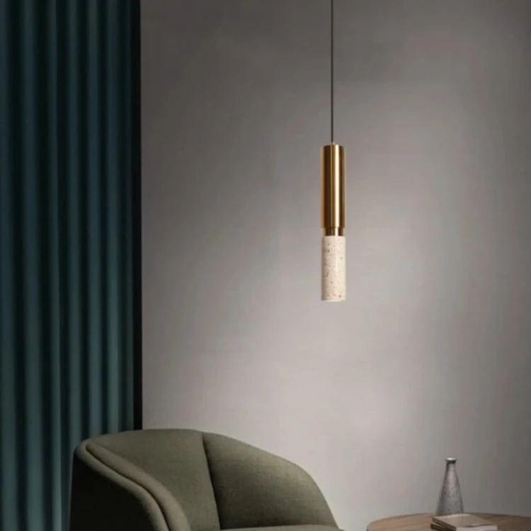 lampa wisząca Natural z trawertynu i złotym wykończeniem nad stołem w eleganckim salonie – naturalne oświetlenie kamienne  Domodes.jpg