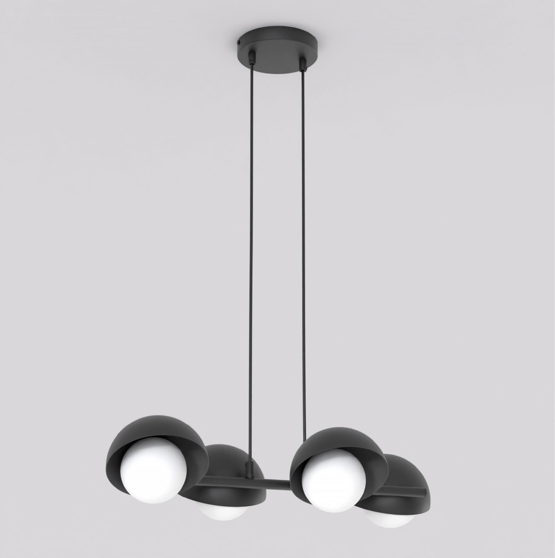 Lampa wisząca Boom 4 Black – nowoczesne oświetlenie z czarnymi metalowymi kloszami i białymi, mlecznymi kulami w jadalni.jpg