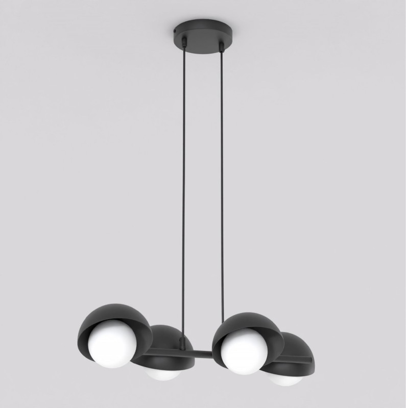 Lampa wisząca Boom 4 Black – nowoczesne oświetlenie z czarnymi metalowymi kloszami i białymi, mlecznymi kulami w jadalni.jpg