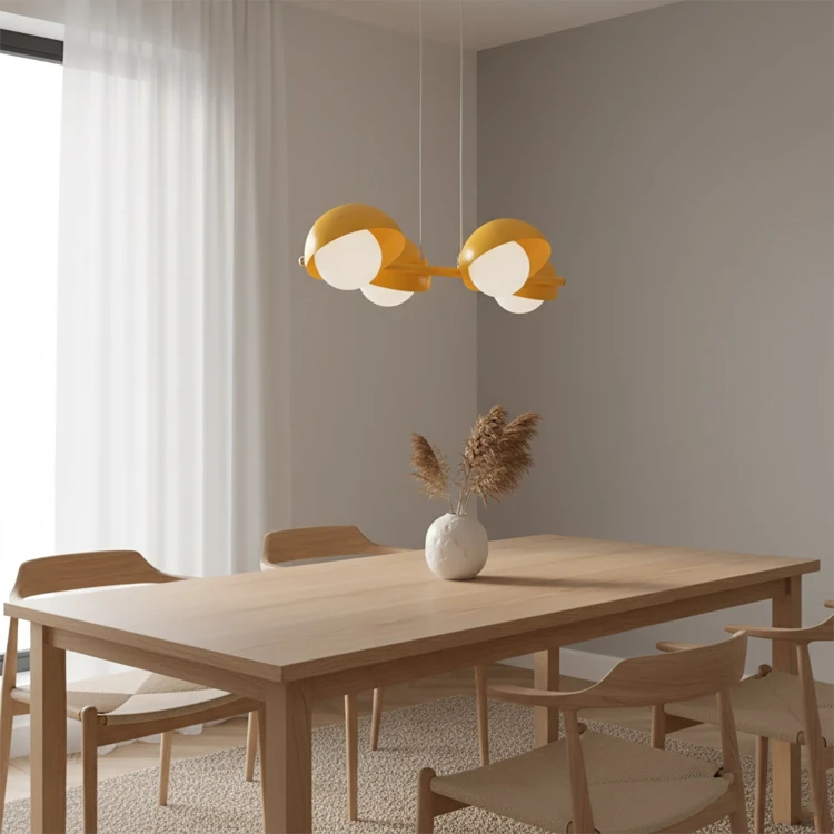 lampa Boom 4 Pomarańczowa z czarnymi metalowymi kloszami i mlecznymi kulami, doskonała do oświetlenia stołu w jadalni aranżacja.jpg