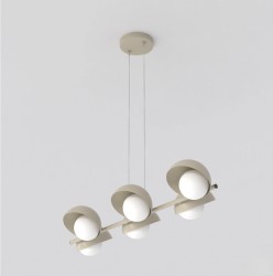 Designerska lampa Boom 6 mokka nad podłużny stolik kawowy.jpg