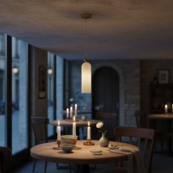 Venesia lampa wisząca – ryflowane szkło mrożone i mosiężne detale oświetlenie stolika w restauracji.jpg