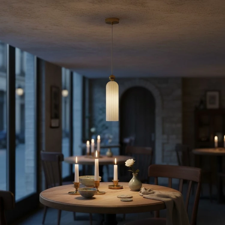 Venesia lampa wisząca – ryflowane szkło mrożone i mosiężne detale oświetlenie stolika w restauracji.jpg