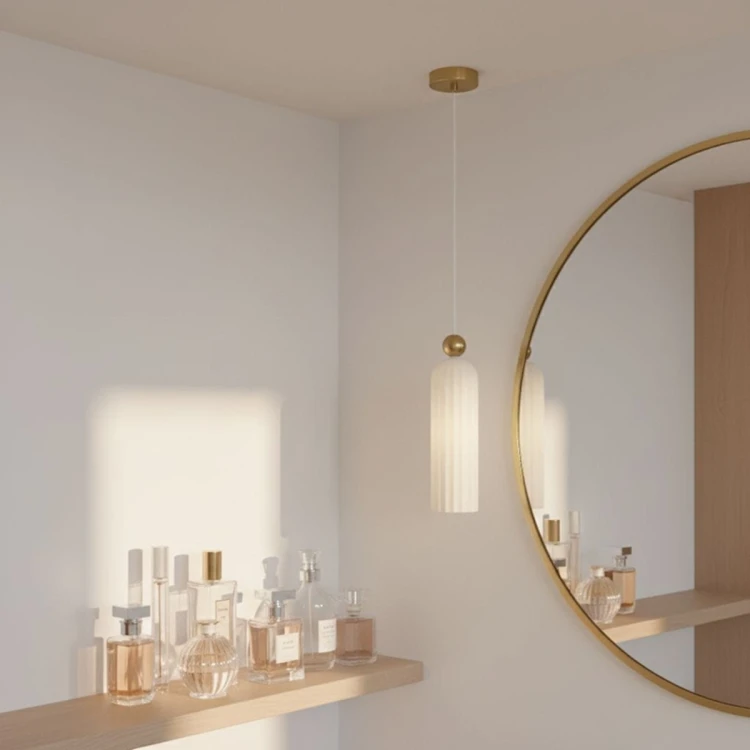 Venesia lampa wisząca – ryflowane szkło mrożone i mosiężne detale, oświetlenie lustra w łazience.jpg