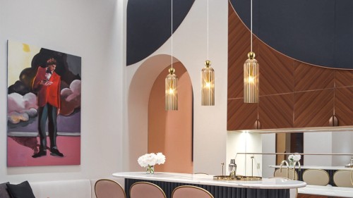 Elegancka lampa wisząca Venesia do salonu i jadalni, bursztynowe ryflowane szkło, złote zawieszenie.jpg