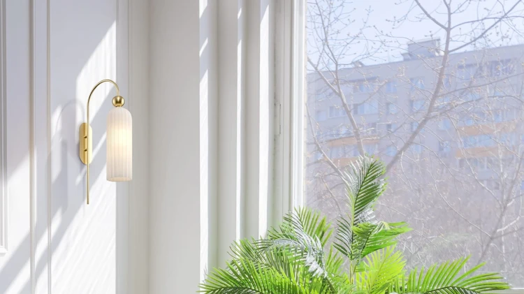 Elegancki kinkiet Venesia ze szkła ryflowanego i mosiężnym wykończeniem.jpg