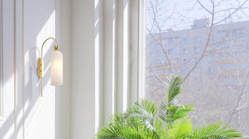 Elegancki kinkiet Venesia ze szkła ryflowanego i mosiężnym wykończeniem.jpg