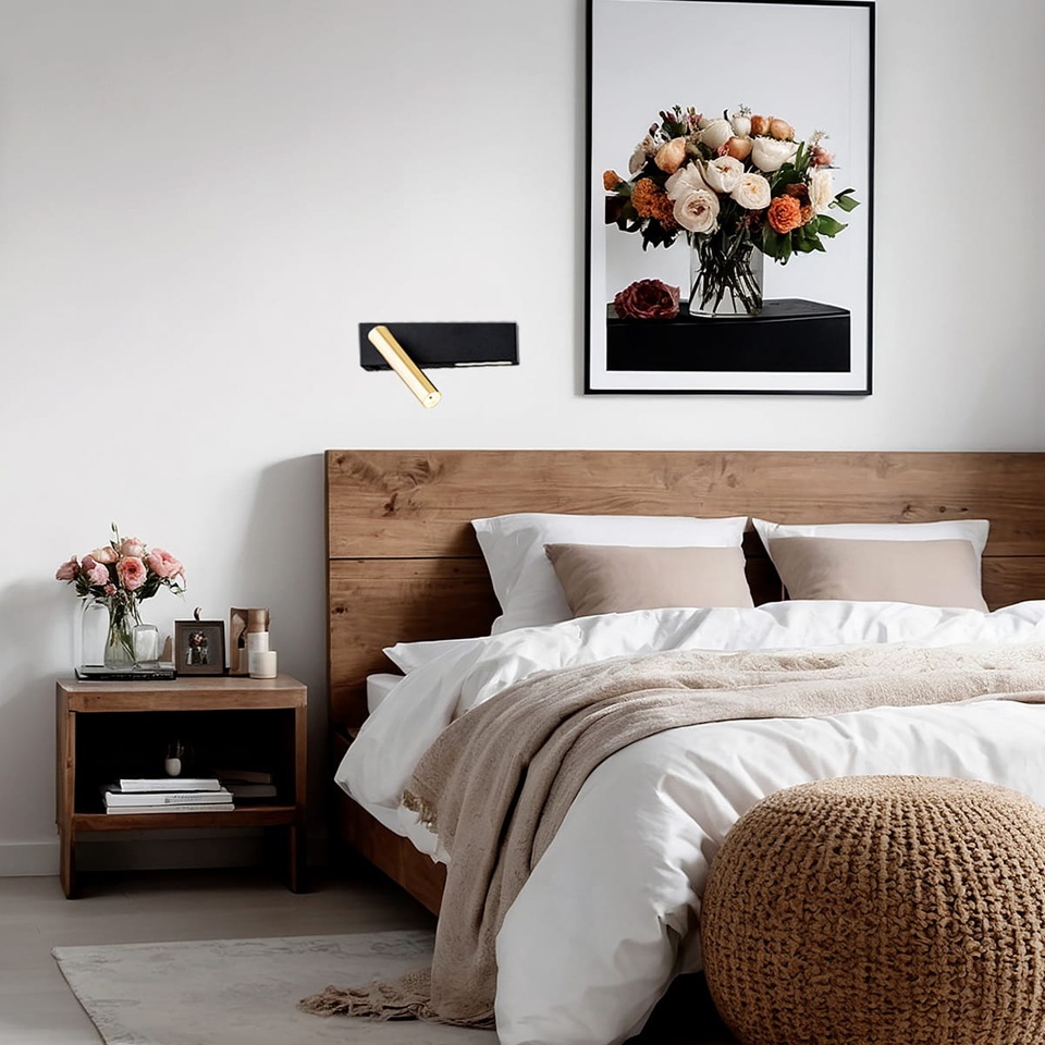 kinkiet regulowany Jasper lewy przy łóżku w sypialni czarno złoty kinkiet z lampką do czytania LED 3000K.jpg