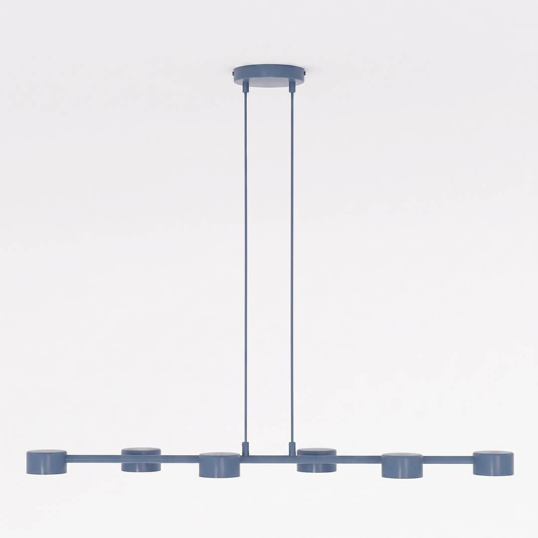 Niebieska lampa wisząca Megara Dusty Blue 6 – widok liniowej konstrukcji i sześciu kloszy.jpg